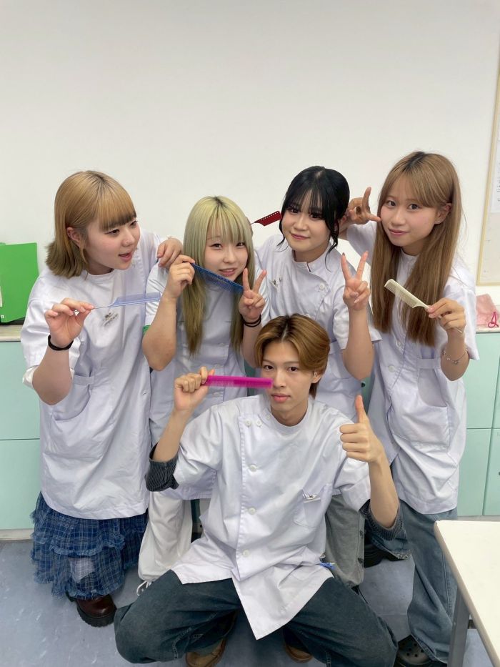 Image for the Tweet beginning: 【学生snap!!!】
カラフルなカラーのコームを持った1年生を発見💡
自分の好きなカラーで色々な道具を揃えていくのも楽しみですね✨

#nichibi#日美#日本美容専門学校#スナップ#美容学生の日常#美容学生 