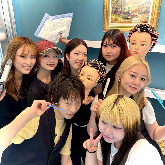 Image for the Tweet beginning: クリエイティブヘアメイクアップコースの2年生📷💫
メイク、セットだけでなく、ワインディングやカットなど様々な技術を練習しています❣️

#nichibi #日美　#日本美容専門学校　#スナップ　#美容学生の日常　#美容学生
#ヘアメイク　#hairmake 